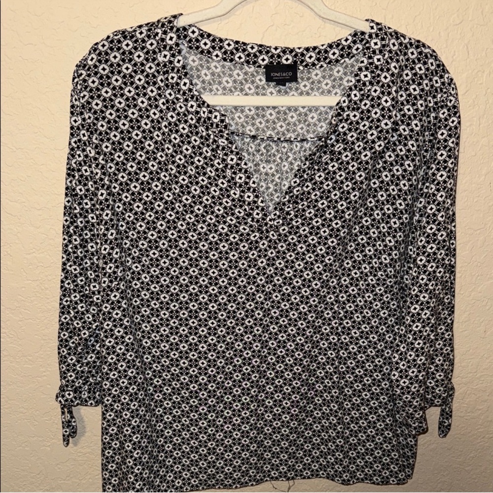 Black and White Printed V-Neck Blouse 3x